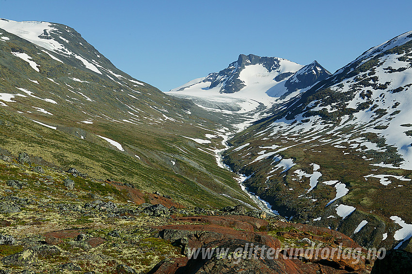 Utsikt fra Raudhamran øst for Leirdalen mot Søre Illåbrean og Vestre Tverrbottinden (2113 moh).