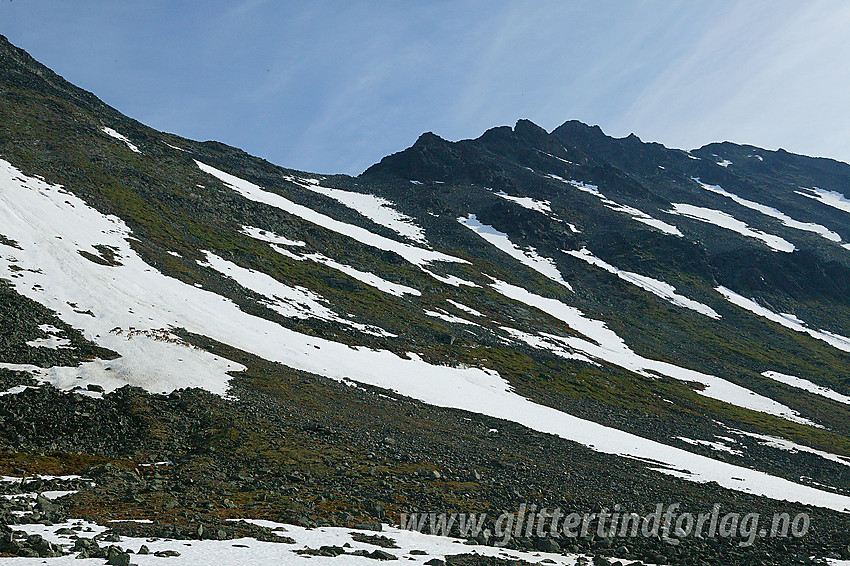 I Kyrkjeglupen mot sørflanken på Tverrbytthornet. Omtrent fra fotografens ståsted kan man skrå opp fjellsiden til skaret litt til venstre for bildet om man vil til Tverrbytthornet. Det er en bratt og løs flanke, men uten spesielle vanskeligheter.