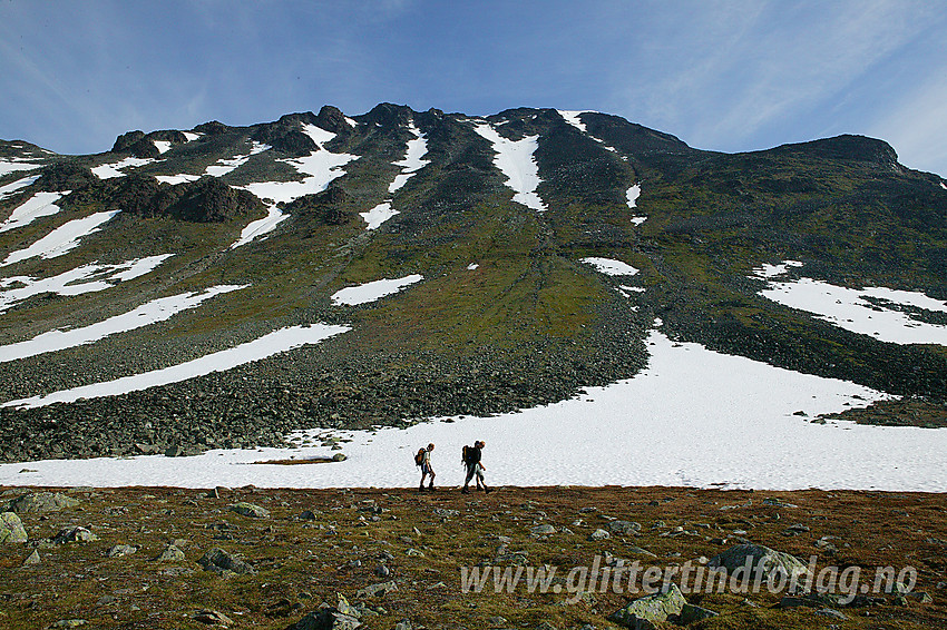 På vei gjennom Kyrkjeglupen med Tverrbytthornet (2102 moh) i bakgrunnen. Til Tverrbytthornet kan man bl.a. skrå opp fjellsiden i retning fremspringet til høyre i bildet, før man dreier litt mer mot venstre opp flanken til toppen.