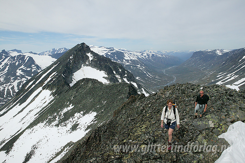 På vei sørover Urdadalsryggen. Bildet er tatt fra Midtre (2060 moh) med Store (2116 moh) ruvende i bakgrunnen. Midt på ryggen ses Vesle (2010 moh).