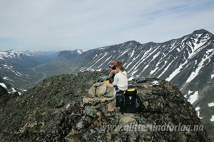 Pause på toppen av Midtre Urdadalstinden (2060 moh). Bak til høyre ses Midtre Hellstugutinden (2339 moh). Midt på bildet ses Visdalen med Visa sentralt.