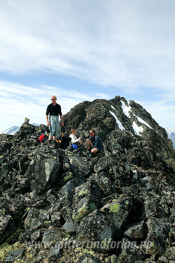 Pause på Urdadalstinden S1 (2025 moh) med Midtre Urdadalstinden (2060 moh) i bakgrunnen.