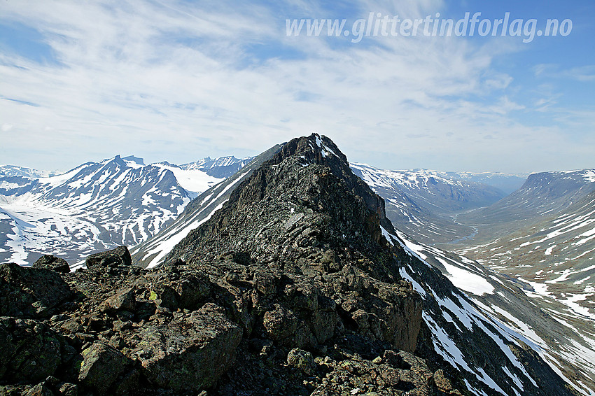 På Urdadalstinden S2 med utsikt nordover i retning S1 og Midtre. Til høyre Urdadalen som går over i Visdalen. Til venstre Tverrbytnede, Bukkeholstindane og Bukkeholsbreanm for å nevne noe.