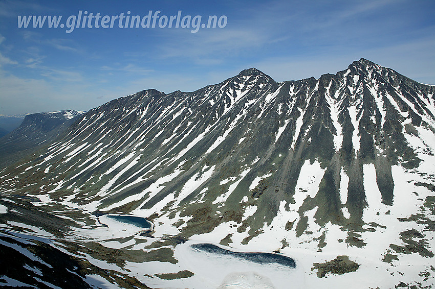 Utsikt fra Urdadalstinden S2 mot Urdadalen og Hellstuguryggen med Midtre (2339 moh) og Store (2346 moh) som de dominerende toppene. I bakgrunnen ses Spiterhøe, det litt flate massivet.