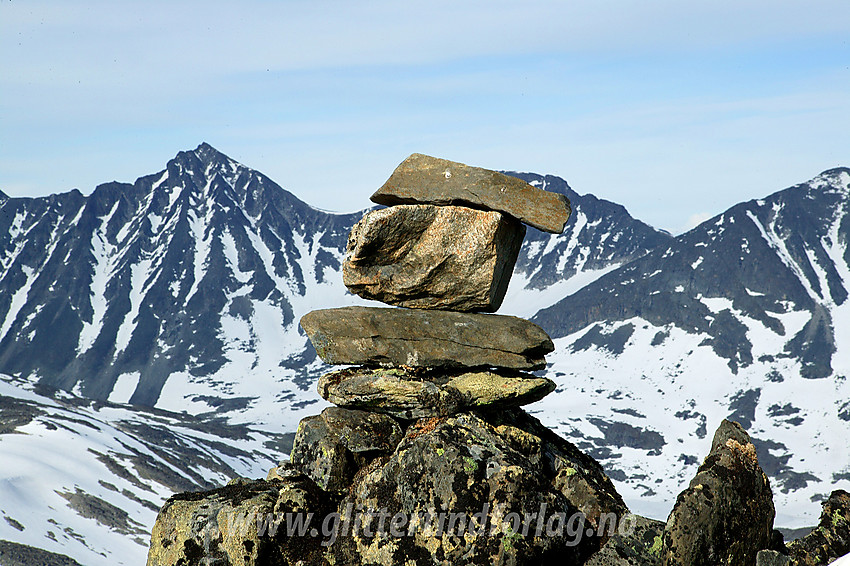 Varden på Urdadalstinden SV2 (2005 moh). Store Hellstugutinden (2346 moh) i bakgrunnen.