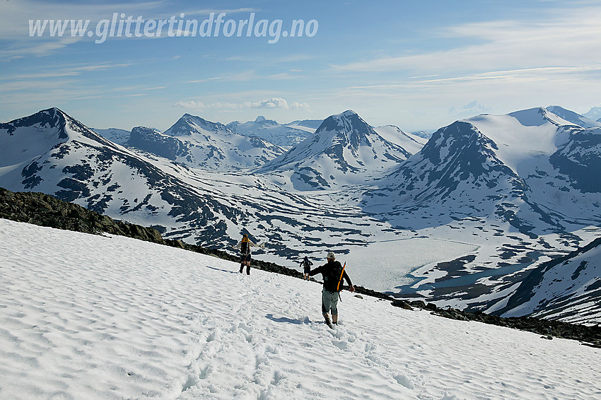 På vei fra Sørvestre Urdadalstinden ned mot Langvatnet. Fra venstre mot høyre ses bl.a.: Skarddalstinden (2100 moh), Mjølkedalstinden (2137 moh), Austre Rauddalstinden (2086 moh) og Midtre Høgvagltinden (2066 moh).