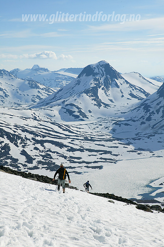 På vei ned fra Sørvestre Urdadalstinden mot Langvatnet. I bakgrunnen ruver Austre Rauddalstinden (2086 moh).