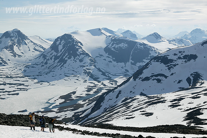 På vei ned fra Sørvestre Urdadalstinden mot Langvatnet. I bakgrunnen bl.a. Austre Rauddalstinden (2086 moh), Midtre Høgvagltinden (2066 moh) og Vestre Høgvagltinden (1967 moh).