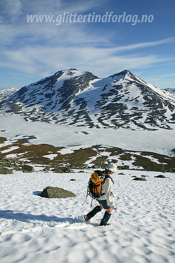 På vei ned fra Sørvestre Urdadalstinden mot Langvatnet. I bakgrunnen Skarddalseggje (2159 moh) og Skarddalstinden (2100 moh).