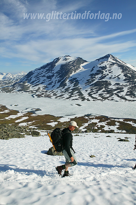 På vei ned fra Sørvestre Urdadalstinden mot Langvatnet. I bakgrunnen Skarddalseggje (2159 moh) og Skarddalstinden (2100 moh).