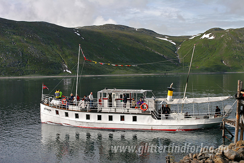 M/b Bitihorn legger fra kai ved Torfinnsbu og tar fatt på etappen østover til Bygdin Fjellhotell.