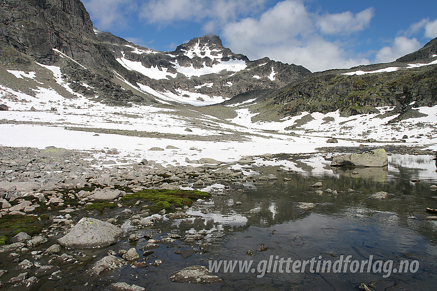 Mesmogtinden (2264 moh) sett fra sør, ved inngangen til botnen, mellom Kvitskardoksle og Søre Langedalstinden.