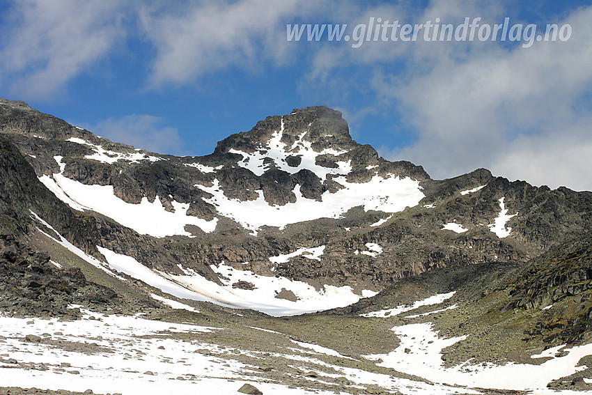 Mesmogtinden (2264 moh) sett fra sør, ved inngangen til botnen, mellom Kvitskardoksle og Søre Langedalstinden.