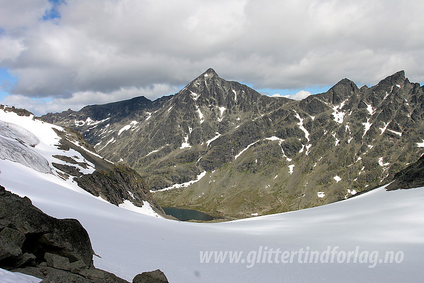 Fra Kvitskard (mellom Mesmogtinden og Kvitskardtinden) mot Svartdalen og Knutsholstindane. Store Knutsholstinden (2341 moh), i midten, er den dominerende toppen.