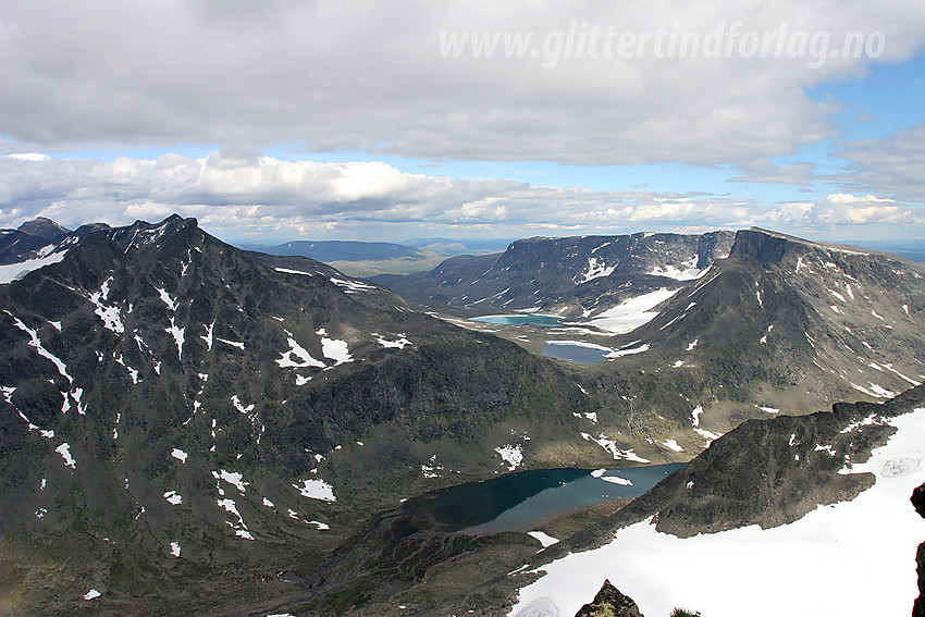 På ryggen like nord for Mesmogtinden med utsikt mot bl.a. Svartdalen, Svartdalsbandet og Leirungstinden. Til høyre i bildet ses Kalvehøgde fint.