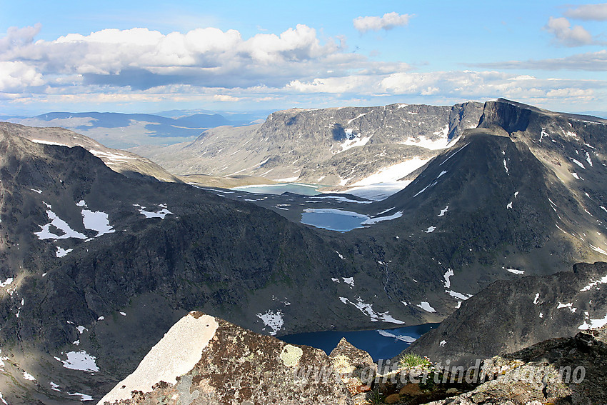 Utsikt fra ryggen like nord for Mesmogtinden mot Svartdalsbandet og Leirungsdalen. Kalvehøgdmassivet til høyre (2208 moh).