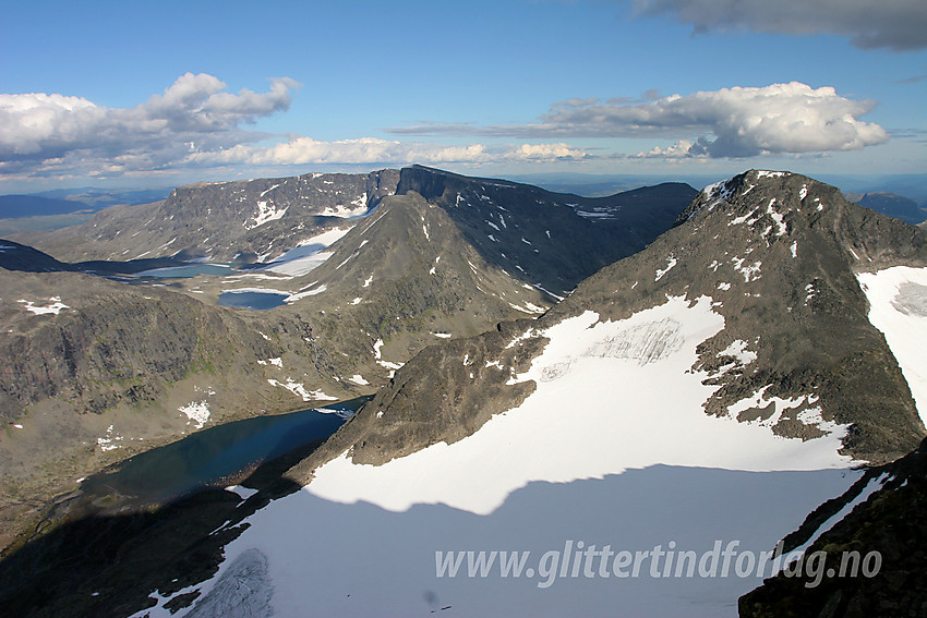 Utsikt fra ryggen like nord for Mesmogtinden mot Svartdalsbandet og Leirungsdalen. 
Til høyre i bildet ses Kvitskardtinden (2193 moh), mens Kalvehøgdmassivet (2208 moh) troner litt lenger i bakgrunnen, midt i bildet.