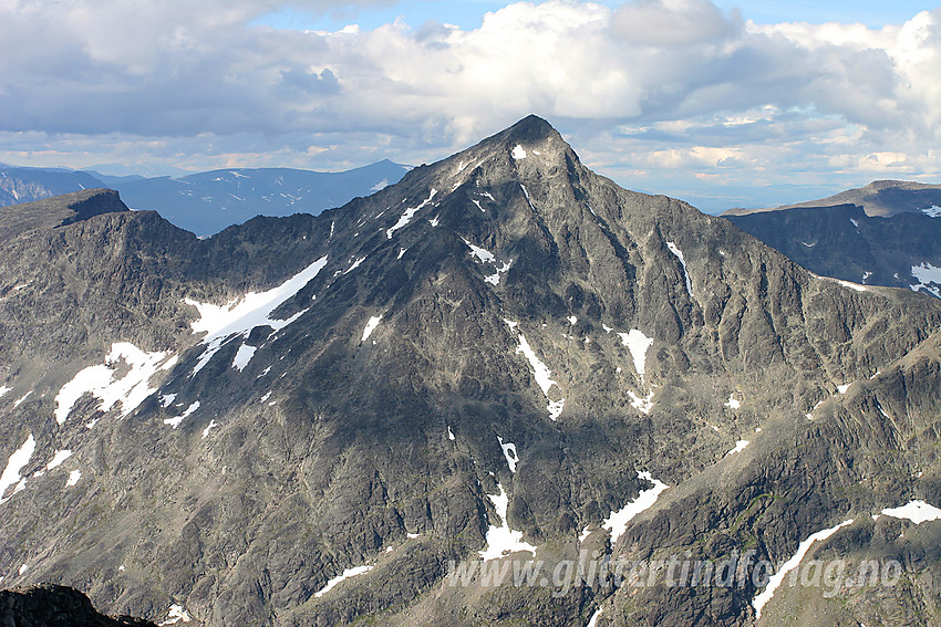 Utsikt fra Mesmogtinden østover, tvers over Svartdalen, til Store Knutsholstinden (2341 moh). Til venstre i bildet ses Nørdre (2185 moh) og Midtre (2170 moh) Knutsholstinden.