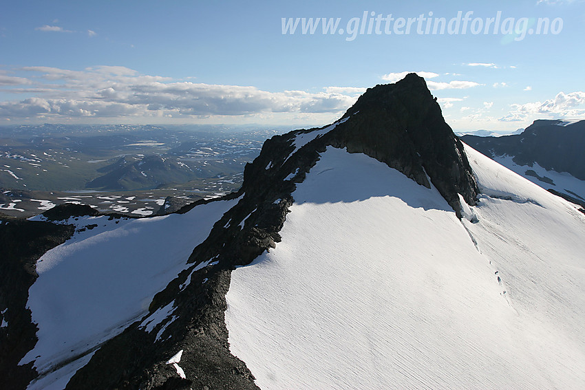 På ryggen sørvest for Mesmogtinden med blikk mot Langedalstinden (2206 moh). Midtre Langedalstinden nede til venstre.