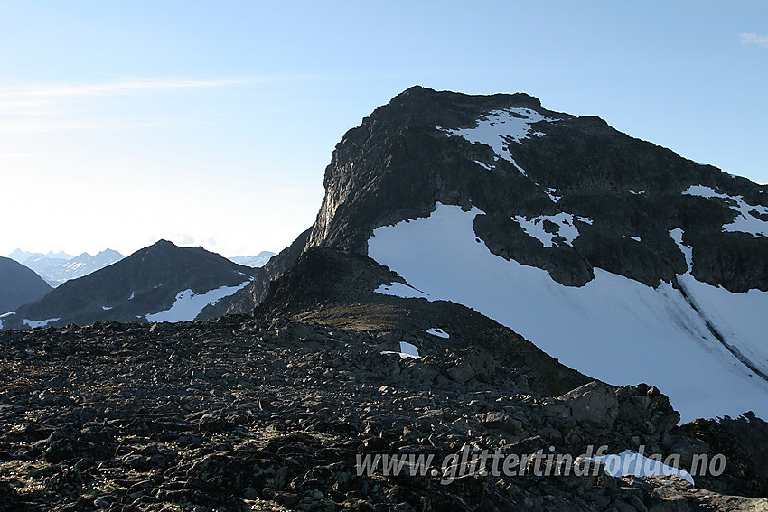 Fra Søre Langedalstinden mot Midtre (2045) Langedalstinden og selve Langedalstinden (2206 moh). Bak til venstre ses Søre Svartdalspiggen (2065 moh).