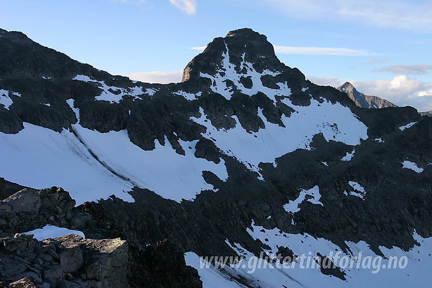 Fra Søre Langedalstinden mot Mesmogtinden (2264 moh). I bakgrunnen ses såvidt Store Knutsholstinden (2341 moh).