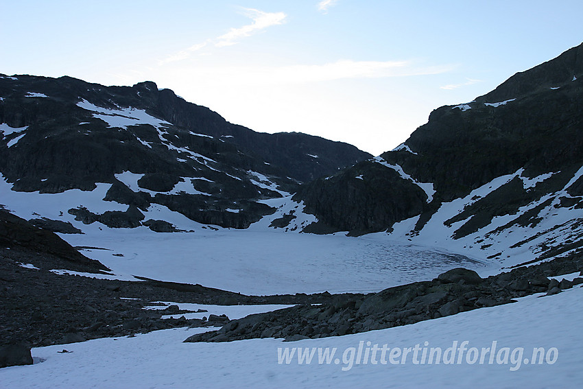 Ved foten av Søre Langedalstinden mot det øvre Langedalstjernet og Langedalsbandet. I bakgrunnen til venstre Slettmarkhøe (2190 moh).