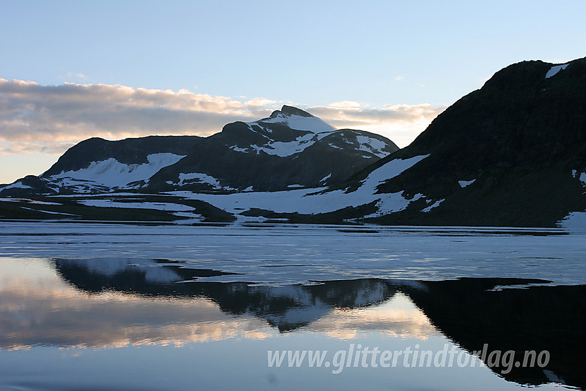 Galdebergtinden (20275 moh) speiler seg i Langedalstjernet.