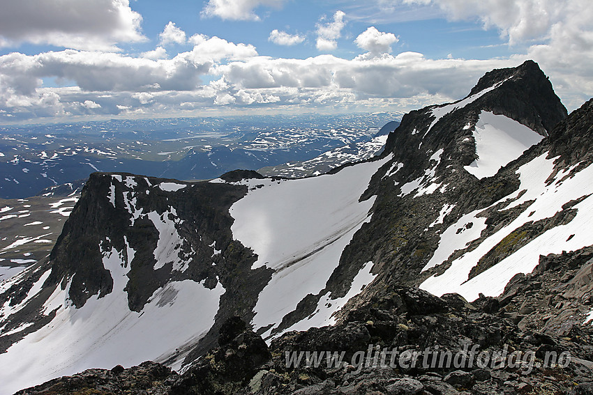 Fra sørøsteggen på Mesmogtinden med utsikt vestover til de tre Langedalstindene. Hovedtoppen (2206 moh) til høyre.