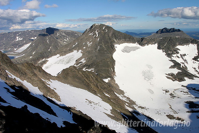 Fra skaret mellom Mesmogtinden og Langedalstinden, med utsikt sørøstover i retning Kvitskardtinden (2193 moh). I bakgrunnen ses bl.a. Leirungskampen, Kalvehøgde og Torfinnstindane. Den som titter ekstra godt etter, vil også kunne se Bitihorn.