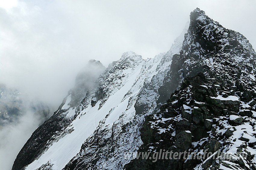 Fra Nørdre mot Store Dyrhaugstinden (2147 moh), og videre sørover Dyrhaugsryggen med de to Midttoppene.