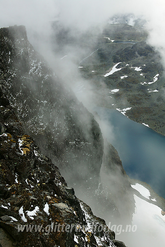 Tåkestemning på nordre del av Dyrhaugsryggen. Fremste Skardstølsvatnet langt der nede.