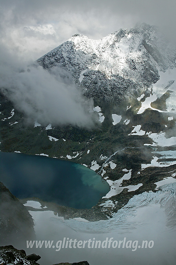 Utsikt fra Dyrhaugsryggen i retning Nørdre og Midtre Skagastølsryggen. I forgrunnen Skagastølsbreen og Fremste Skardstølsvatnet.