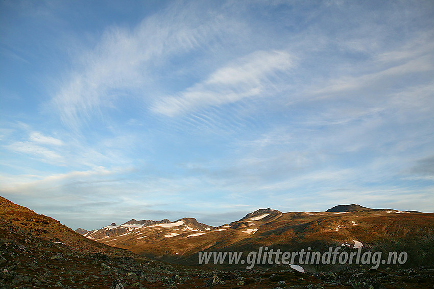 På vei inn i Leirungsdalen en høstmorgen med tindene på nordsiden av dalen i syninga. Blant mange ses Austre Leirungstinden (2288 moh), Tjønnholsoksle (2145 moh), Tjønnholstinden (2330 moh) og Høgdebrotet (2226 moh).