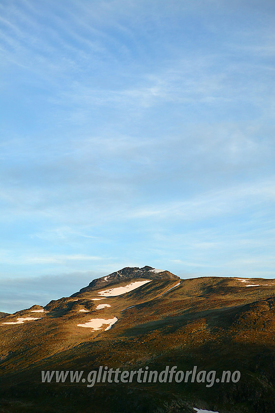 Tjønnholstinden (2330 moh) og Steinflytinden (2318 moh) sett fra sørøst en høstmorgen.