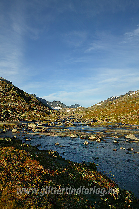 I Leirungsdalen, like ved den såkalte "Tyskerplassen", en flott høstmorgen. I bakgrunnen ses bl.a. Leirungskampen og Kvitskardtinden.