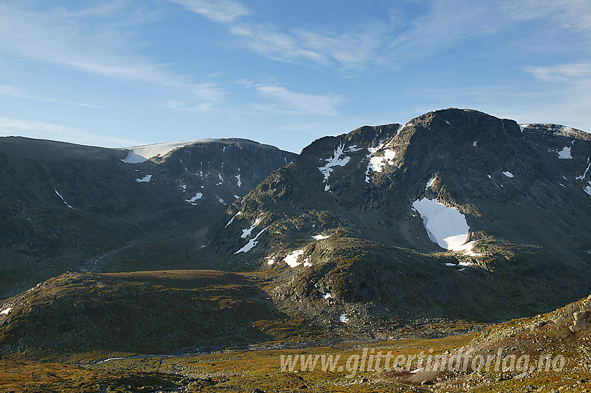 Oppe i lia på nordsiden av Leirungsdalen med utsikt til Rasletinden (2105 moh) og Munken (2105 moh). I bakgrunnen til høyre ses Mugna (2159 moh). Ryggen opp til Munken fra venstre er en flott tur, dog noe luftig.