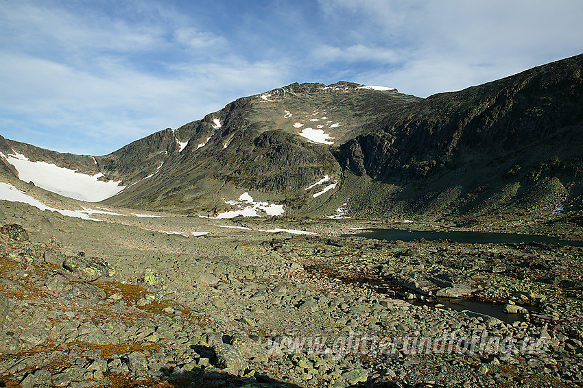 I Søre Tjønnholet mot Tjønnholstinden (2330 moh) og Steinflytinden (2318 moh).