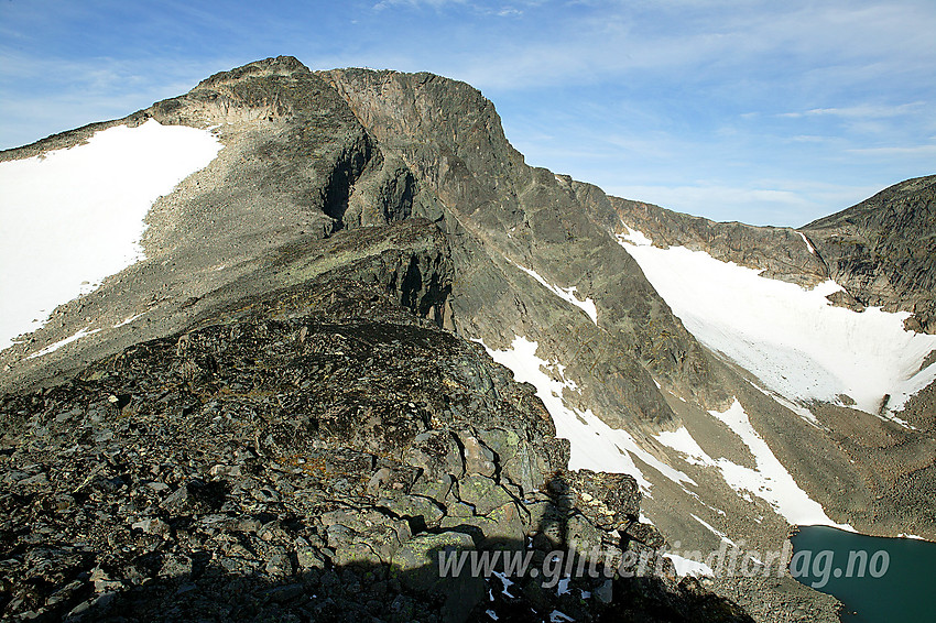 Tjønnholsoksle (2145 moh) sett fra øst. Søre Tjønnholet nede til høyre. Ryggen midt i mot byr på litt morsom, enkel klyving. En enklere vei til Tjønnholsoksle er ryggen fra venstre.