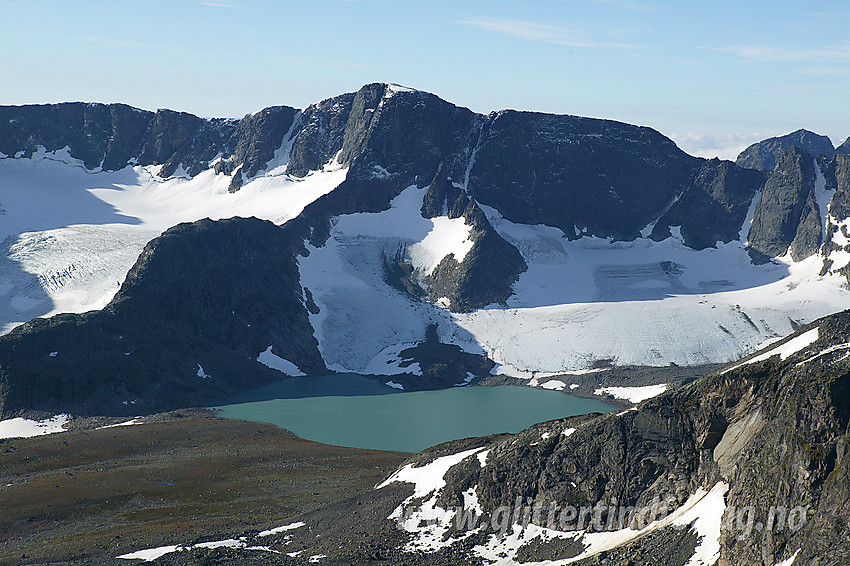 Utsikt fra Tjønnholsoksle i sørlig retning mot Leirungsdalen, Leirungstjønne, Leirungsbrean og Kalvehøgde (2208 moh). Til høyre i bildet ses Leirungskampen (2079 moh) som mer eller mindre går i ett med Øystre Torfinnstinden (2120 moh) bakenfor.