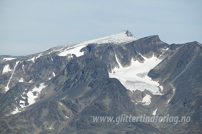 Fra nord-nordvestryggen på Tjønnholstinden med telelinse mot Surtningssumassivet (2368 moh).