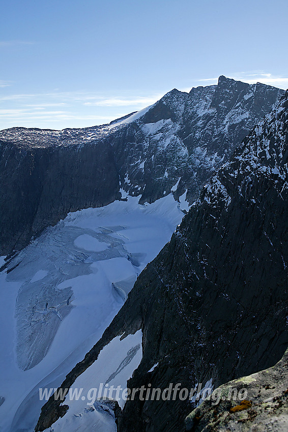 Fra nord-nordvestryggen på Tjønnholstinden med blikk ned i Nørdre Tjønnholet og bort på Tjønnholstinden (2330 moh) med den imponerende nordveggen.