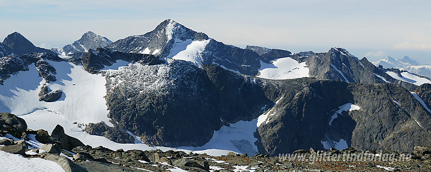 Fra nord-nordvestryggen på Tjønnholstinden med utsikt vestover i retning Midtre Skarvflytinden (2154 moh) og Store Knutsholstinden (2341 moh), for å nevne noe.