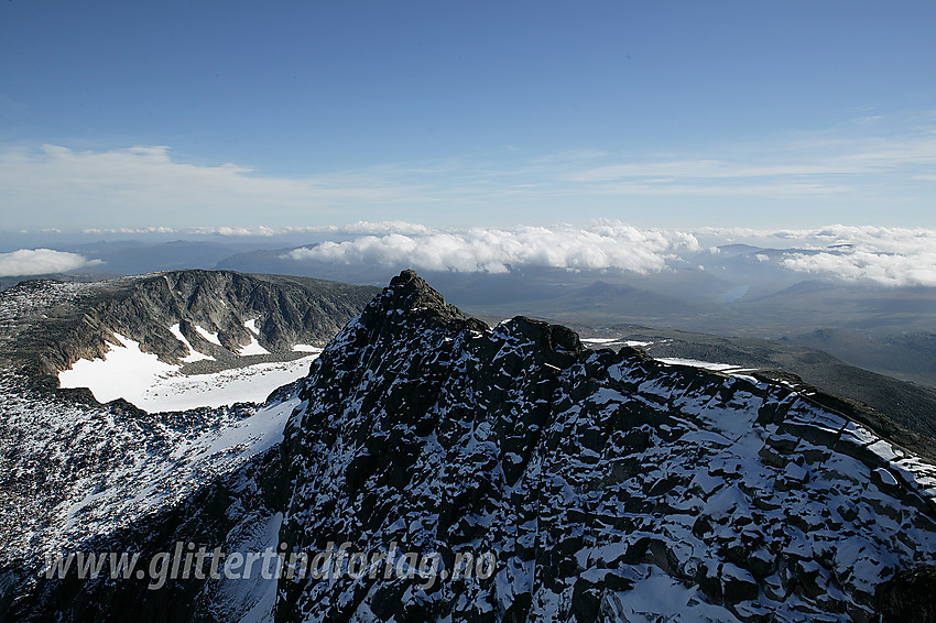 Utsikt fra Tjønnholstinden i østlig retning. I forgrunnen ses toppeggen bortover til Steinflytinden (2318 moh) og i bakgrunnen til venstre Høgdebrotet (2226 moh)