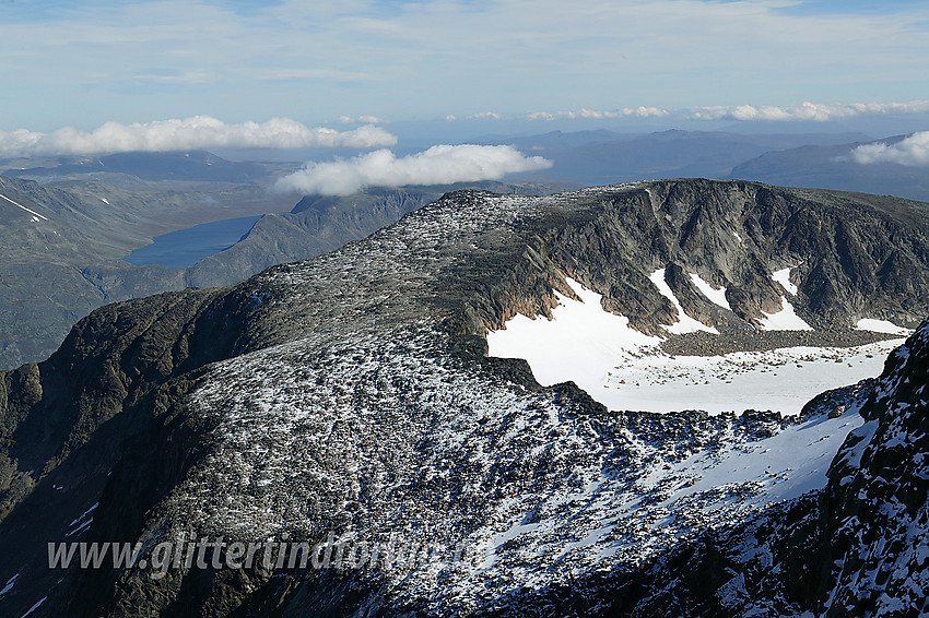 Fra Tjønnholstinden med utsikt i retning Høgdebrotet (2226 moh). I bakgrunnen til venstre ses bl.a. Bessvatnet og Besseggen.