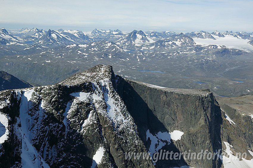 Utsikt fra Tjønnholstinden i nordvestlig retning mot Tjønnholstinden NV (2208 moh) i forgrunnen og Jotunheimens "hav" av tinder i bakgrunnen.