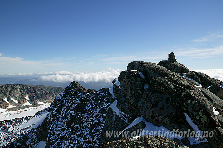 Tjønnholstinden (2330 moh) i forgrunnen med toppeggen bort til Steinflytinden (2318 moh) i bakgrunnen. Lenger bak ses Høgdebrotet (2226 moh).