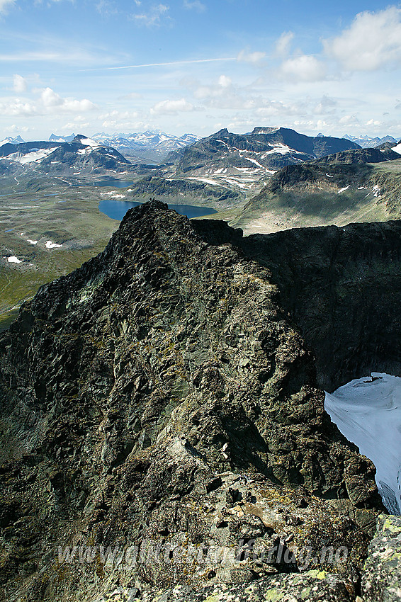 Fra Midtre mot Vestre Torfinnstinden. Legg merke til de to små skikkelsene på toppen av Vestre.