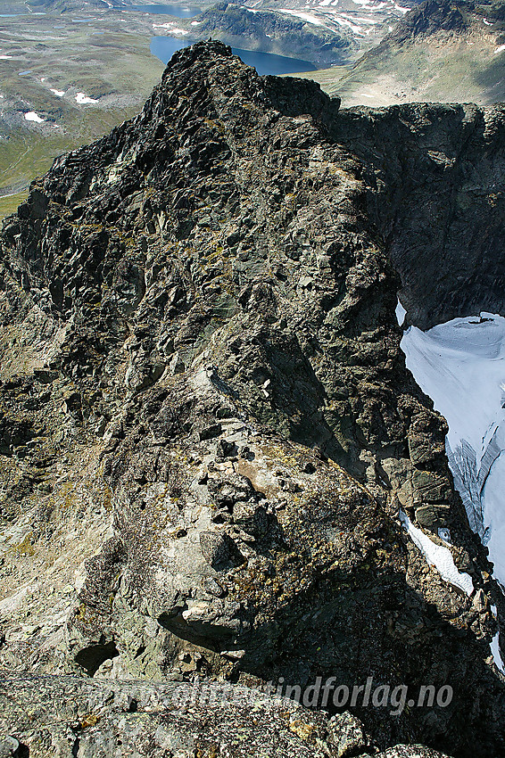 Fra Midtre Torfinnstinden med utsikt vestover. I forgrunnen ser man 25 meter rett ned til bunnen av 1. rappell. Man ser også det lille tekniske opptaket som venter på andre siden, før man fortsetter mot rappell nr. 2