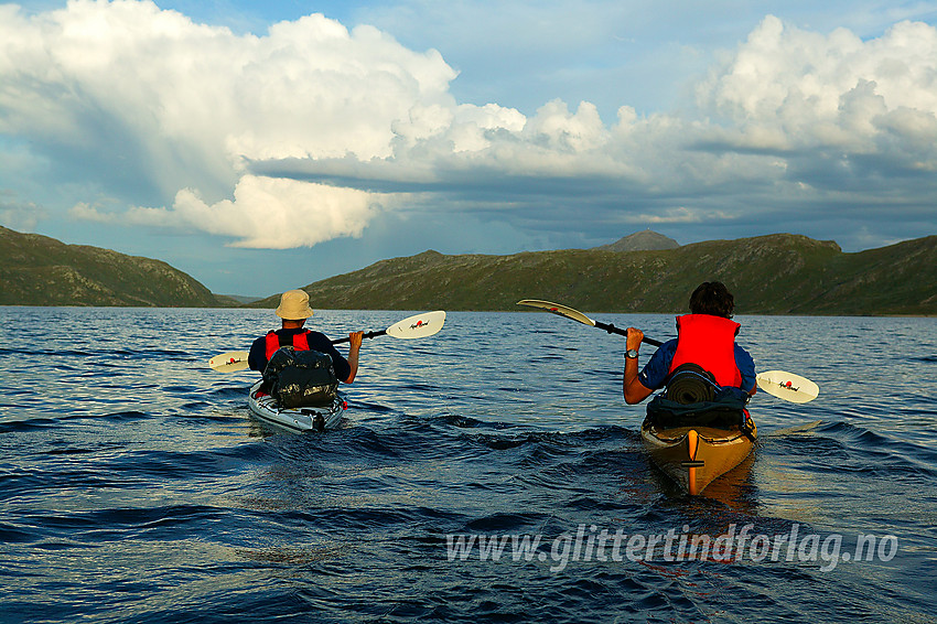 Padling østover en flott sommerkveld på Bygdin. Bitihorn ses i bakgrunnen.