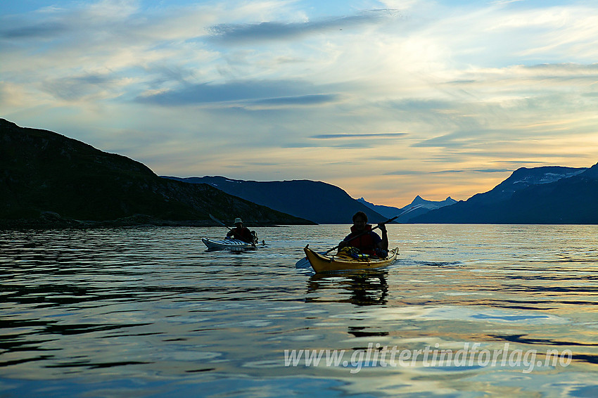 Padling like utenfor Bygdissundet en stemningsfull sommerkveld. I bakgrunnen den kjente profilen til Falketind og Stølsnostinden.